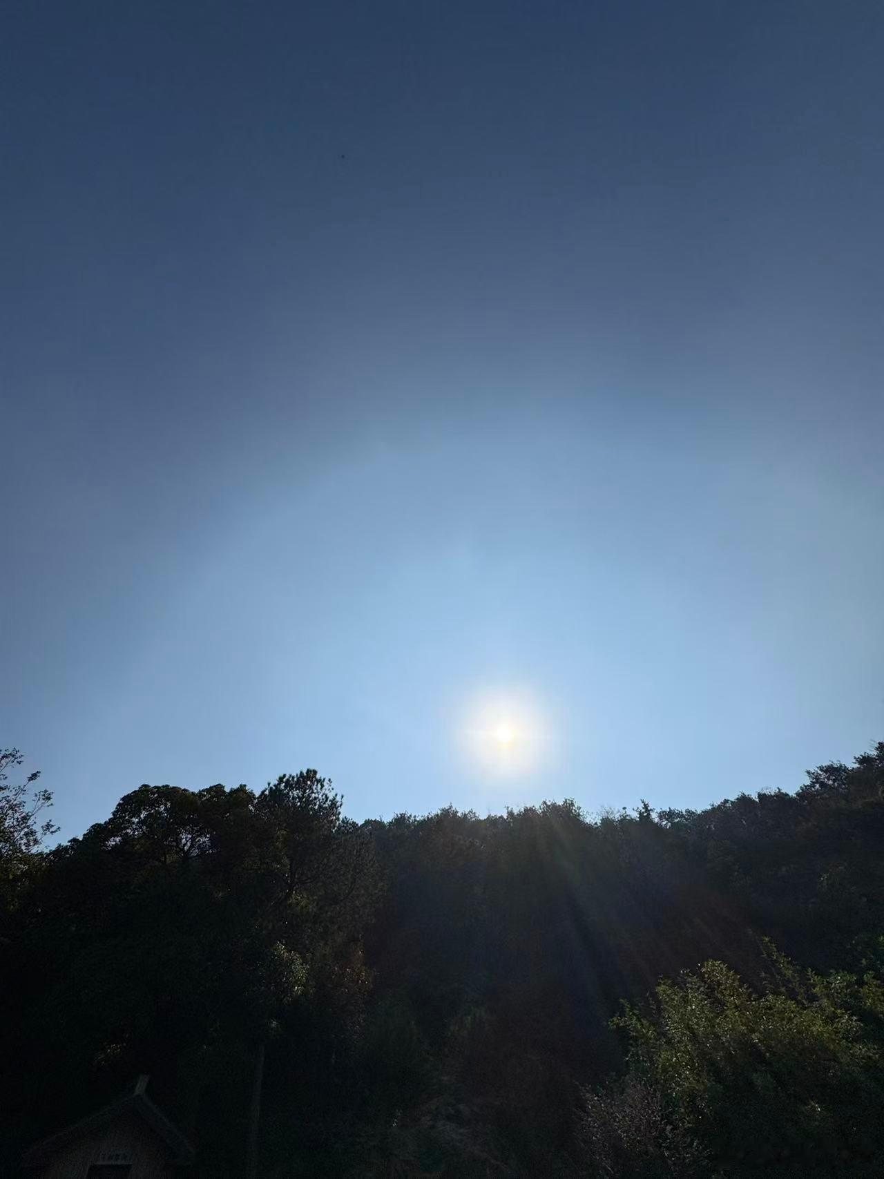 江南好，风景旧曾谙。日出江花红胜火，春来江水绿如蓝。能不忆江南？江南忆，最忆是杭