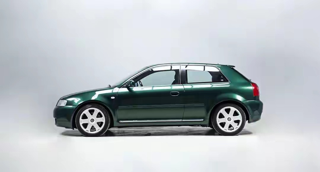 AlpineA110是法国雷诺集团旗下高性能跑车品牌Alpine的经典车型。