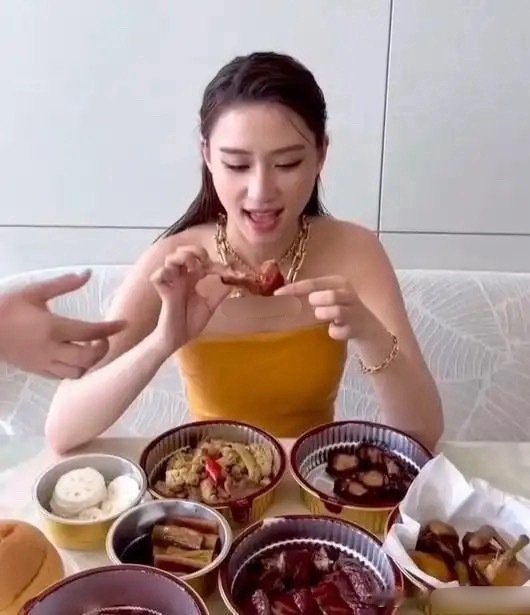 富二代何超莲的下午茶，感觉贫穷真的限制了一些人的想象​