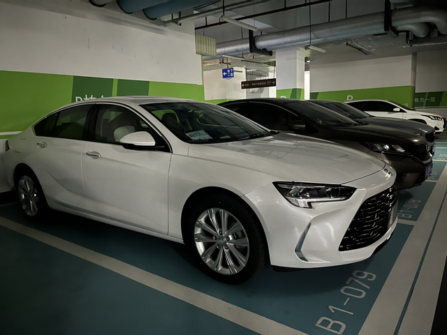 君威28T提车印象【外观】我更喜欢新款的前脸和车标，相比老款看起来更新潮