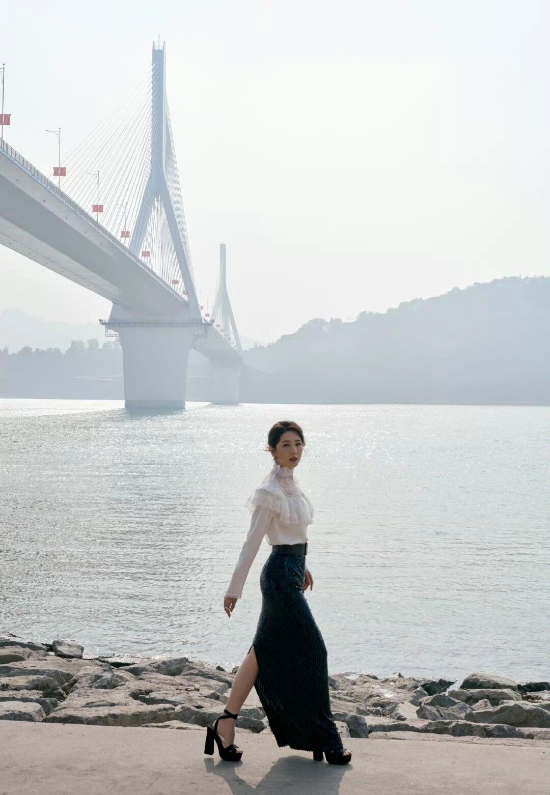 曾黎漫步街头随拍