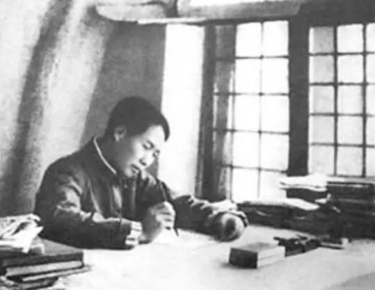 1948年冬，西柏坡一间土屋里，警卫员发现毛主席连续三天没合眼。他端着热茶推门进