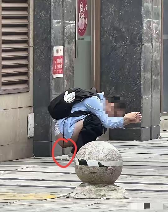 花牌坊路上那男的到底咋了？当众“解决三急”被骂没素质，这事真就全是他的错吗？