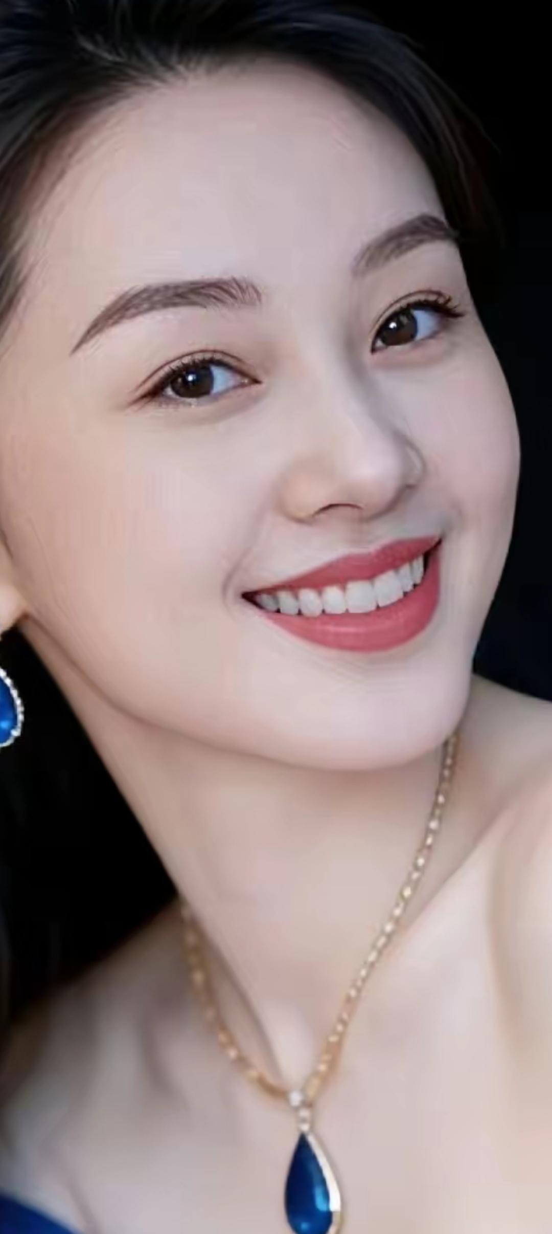 甜美笑容，蓝宝石耳环，闪耀项链，优雅气质！