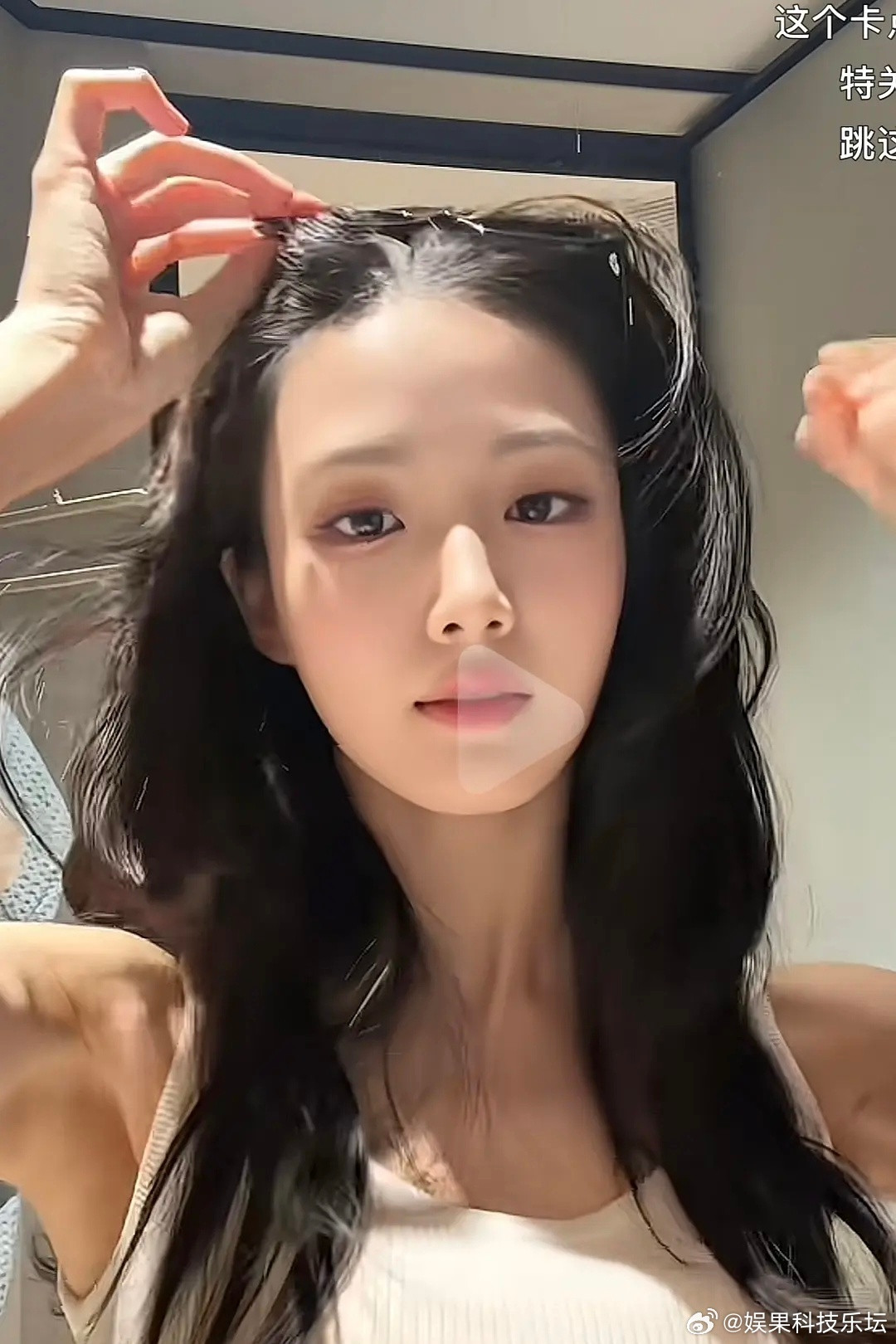 这个素人和卢昱晓好像有那么一点点像，看她甜美的笑就知道她前途无量呀，卢昱晓也得赶