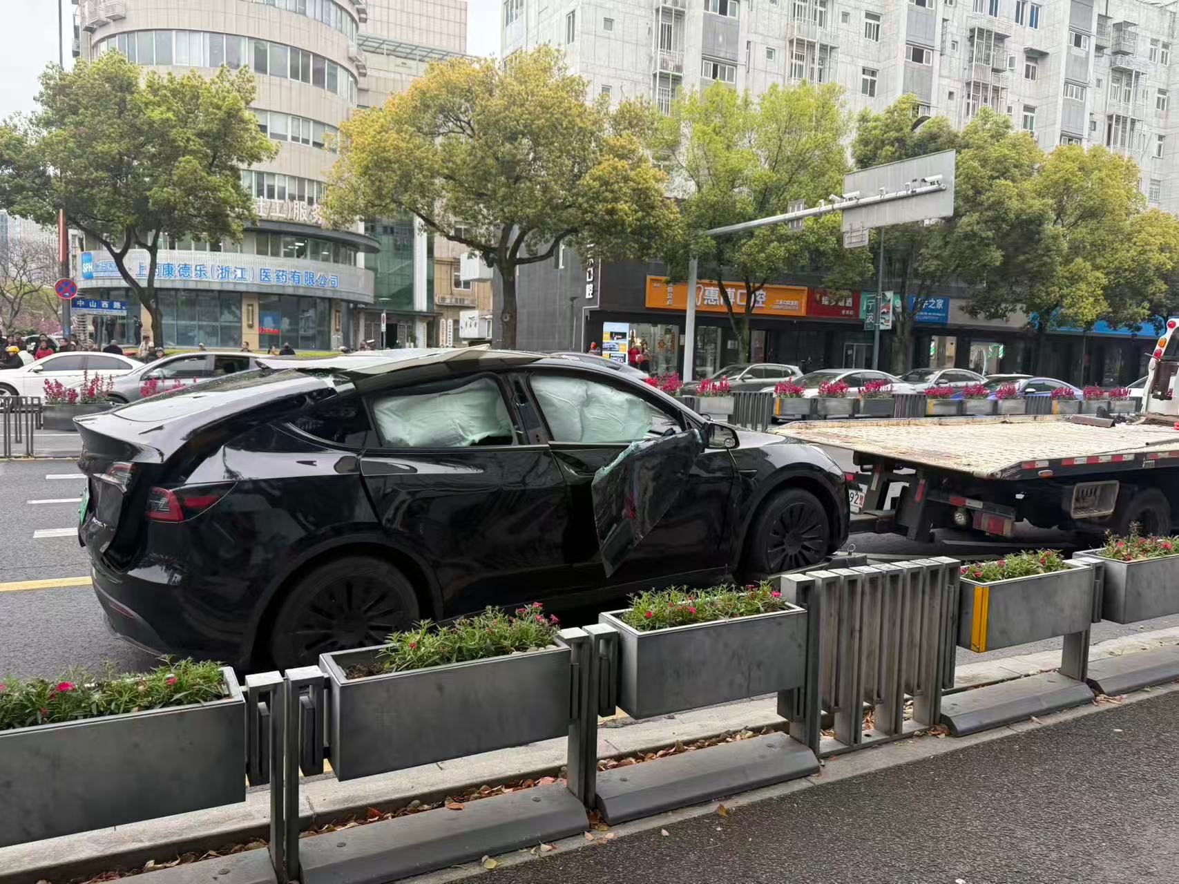 宁波一特斯拉发生离奇事故挡风玻璃飞出3月27日，据多名网友发布，宁波孝闻街上发