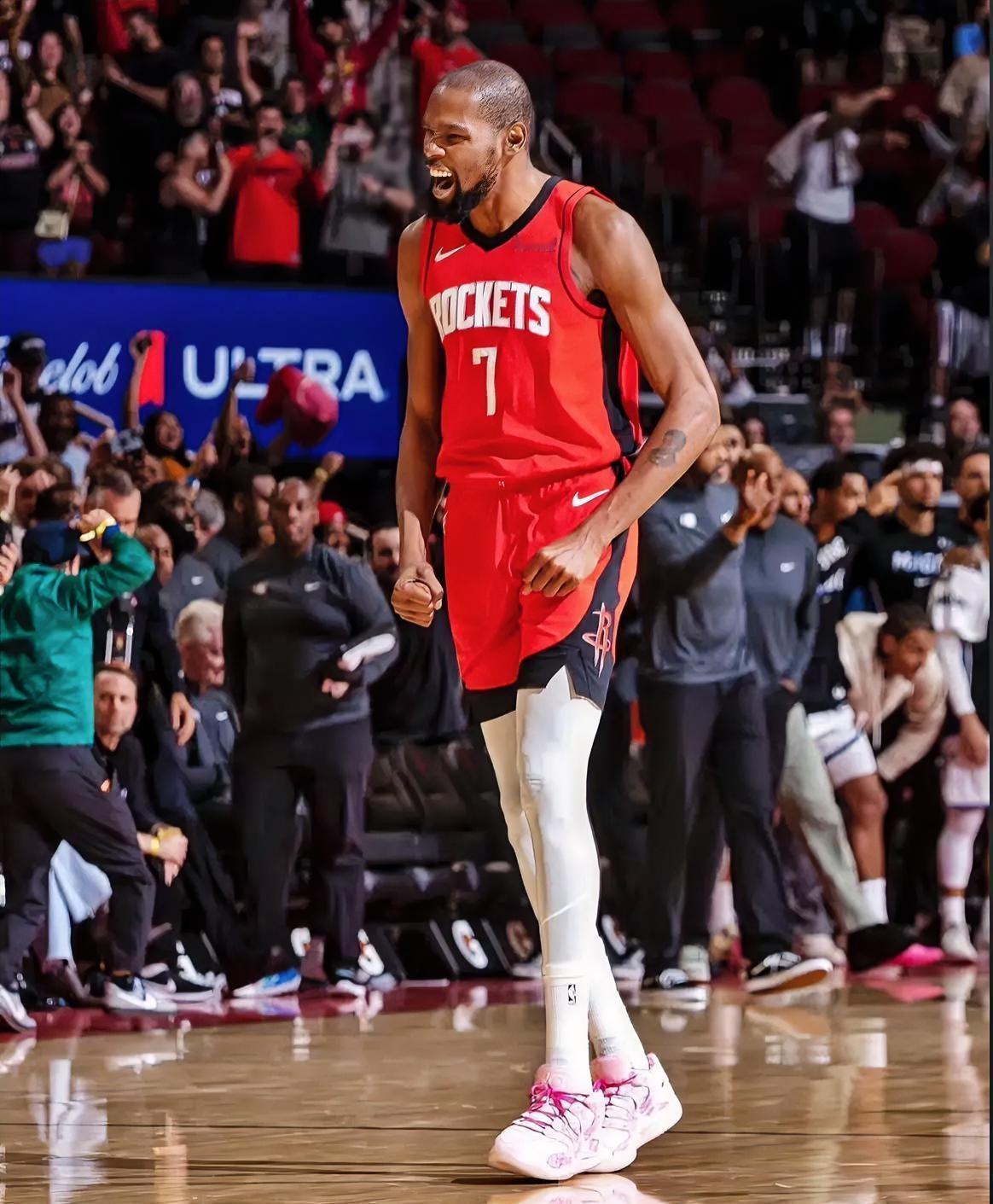 火箭121-95轻取国王，杜兰特在火箭已经打了17场常规赛！！看看数据表现，杜兰