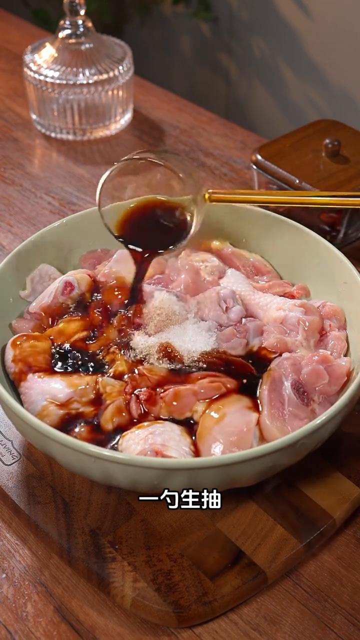 葱油焖鸡。注意看，鸡肉买回来不要总是炖汤了，跟我这样做上这道葱油焖鸡，全程不用