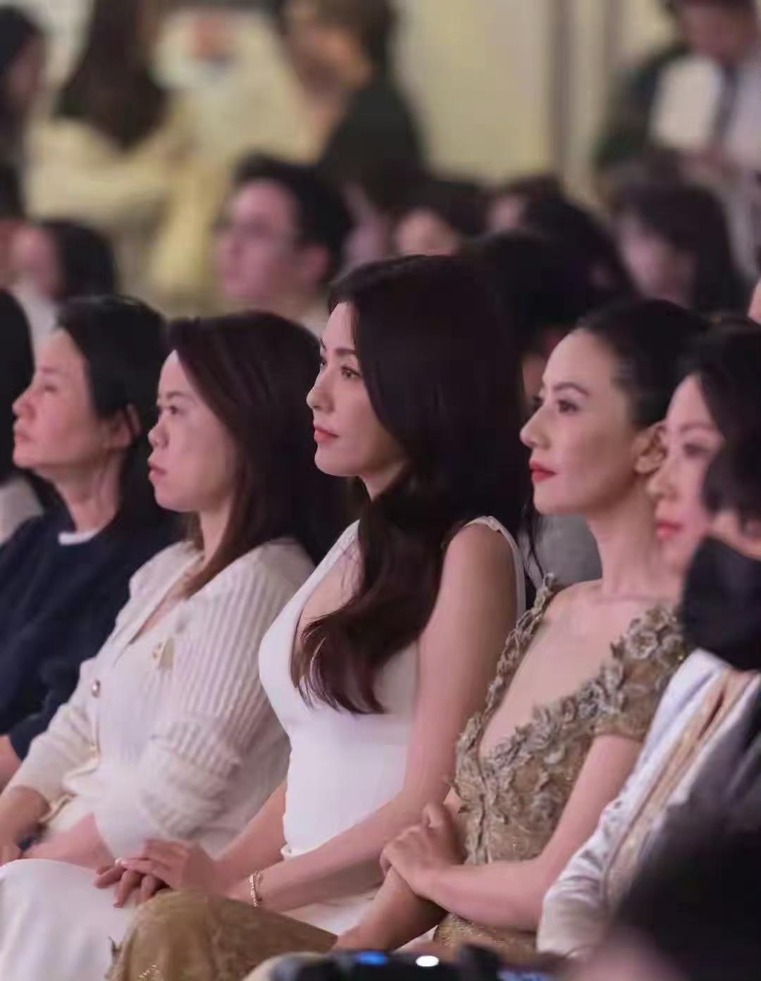 明星到底是明星，跟普通人坐一起差距一下就出来了