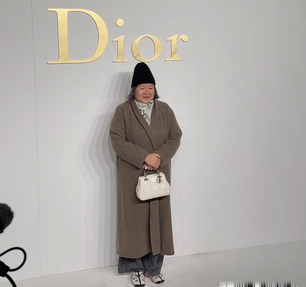 迪奥秀场冷气开得足，明星们露肩哆嗦时，洪晃套着高领毛衣坐进了第一排。她撕开了时