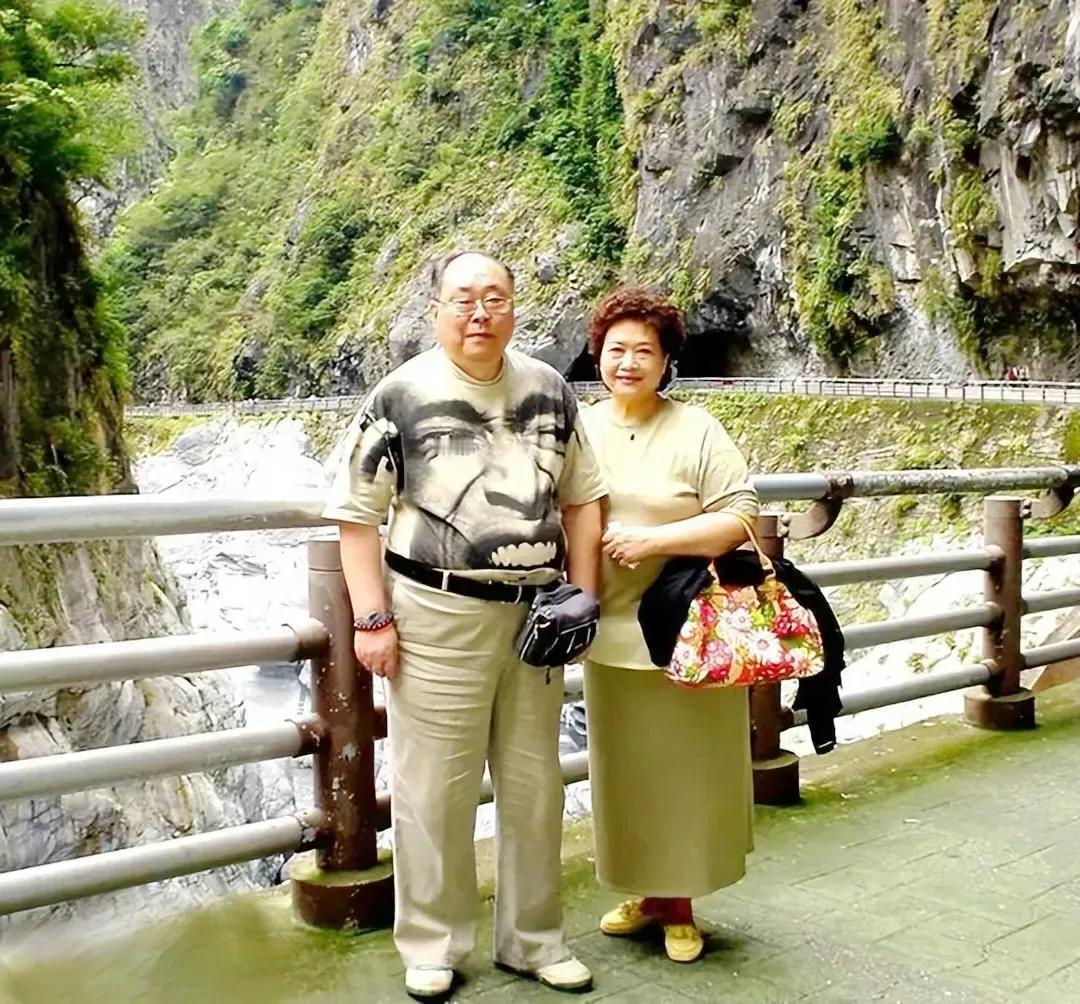 著名的女高音歌唱家朱逢博，她的丈夫施鸿鄂是她的声乐老师，两人从师生变成恋人，结为