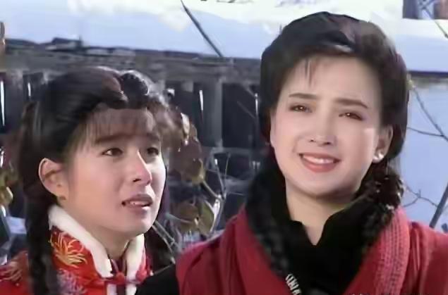 图一，电视剧《青青河边草》里，何晴扮演的女配，颜值碾压岳翎扮演的女主青青，图二