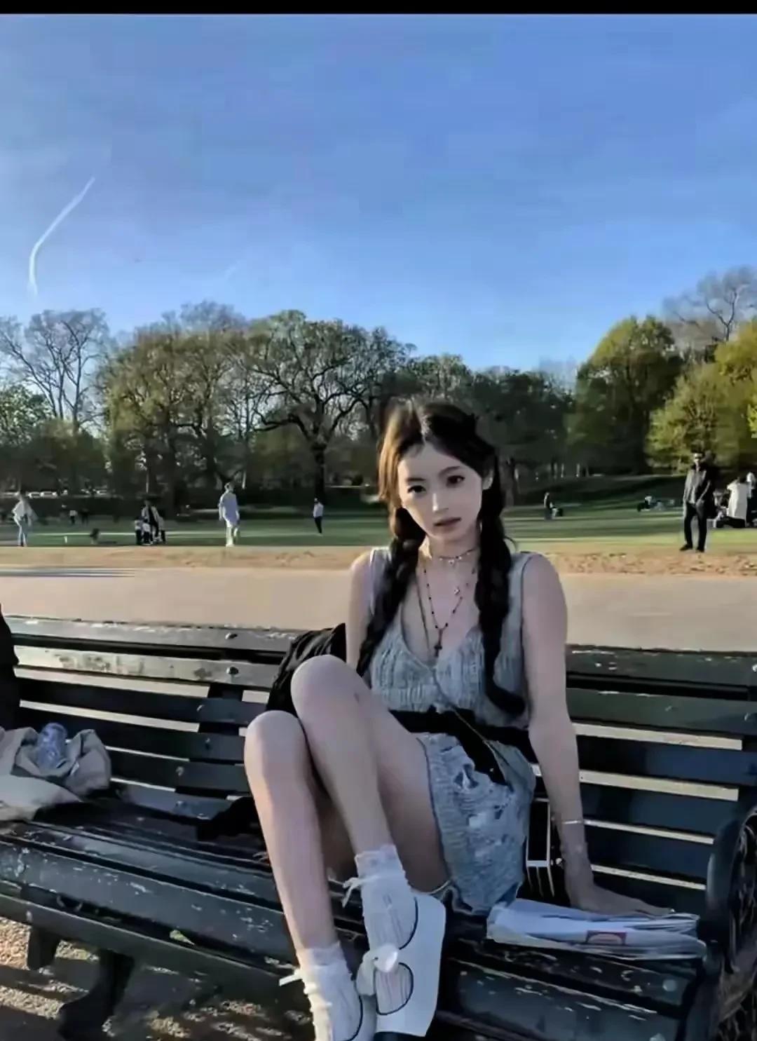 23岁的懒懒在公园里晒出的美照，真的太惊艳了，宛如一个美人雕像，身材和颜值都是顶