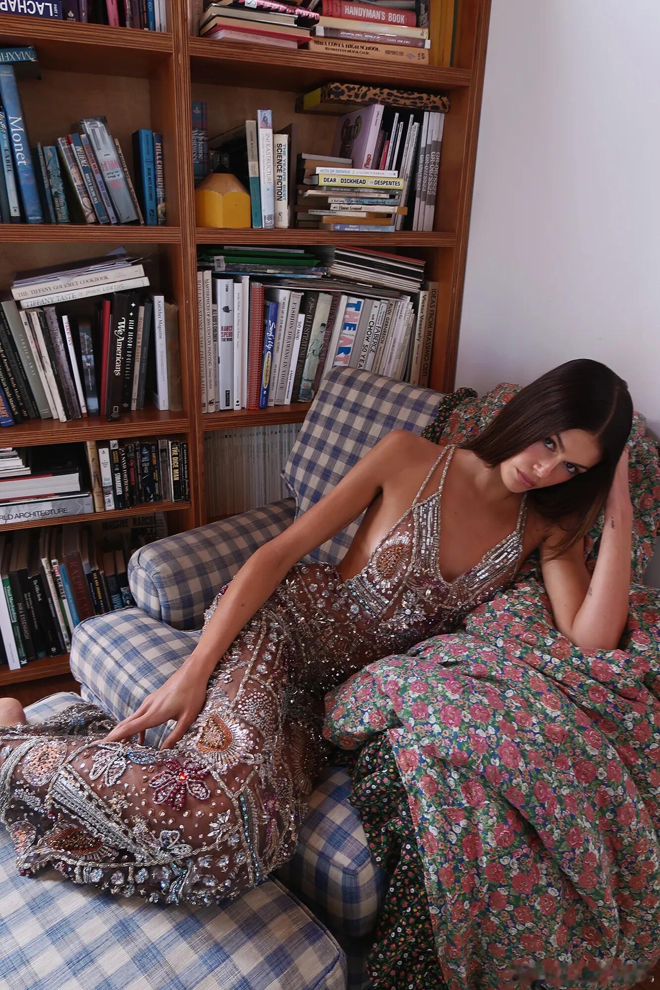 KaiaGerber身穿ArmaniPrivé2025春夏高级定制系列出镜