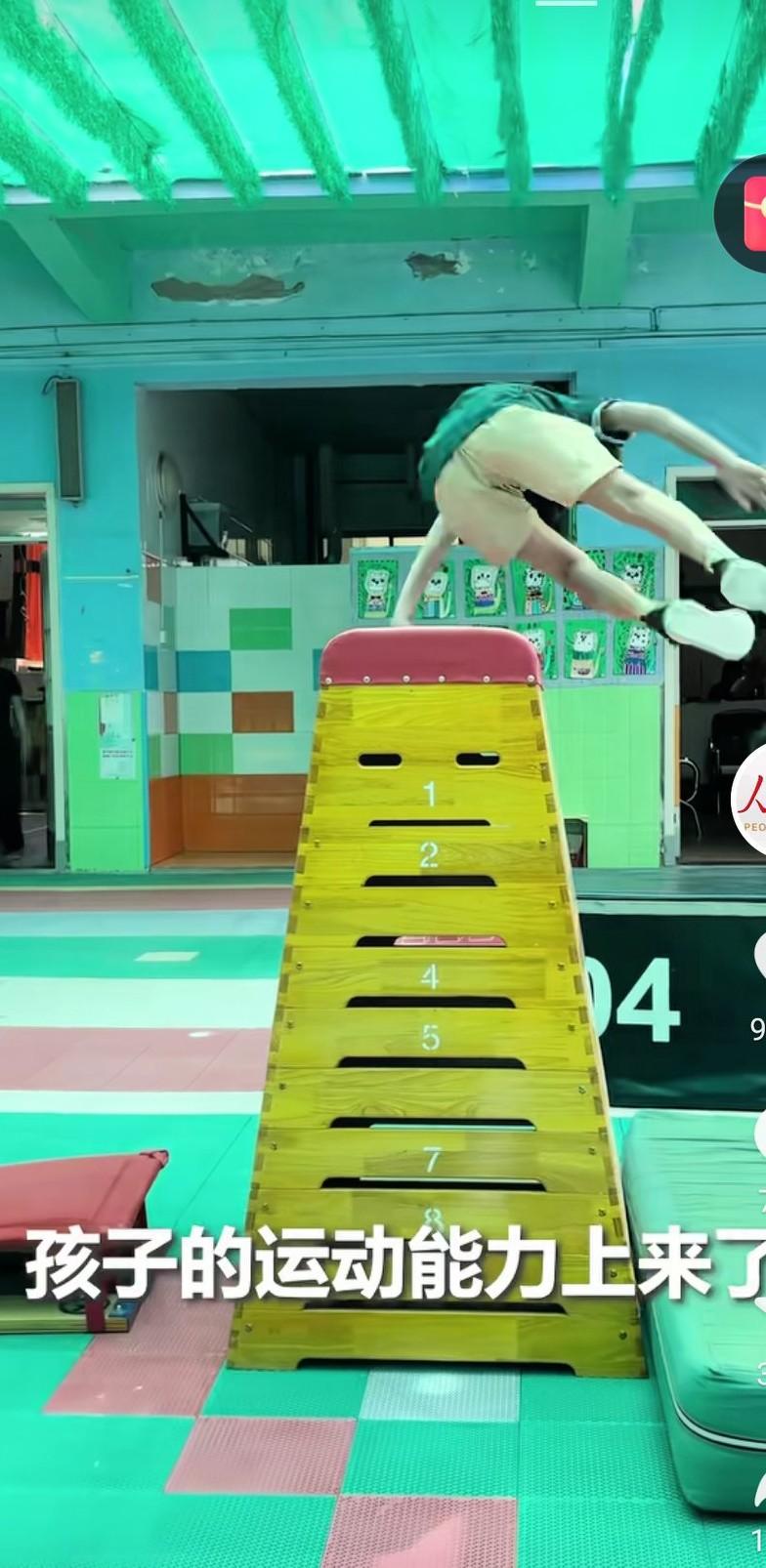 乡村幼儿园秒变″练兵场″。你没看错，是真事，河南一乡村幼儿园，在操场设置诸多