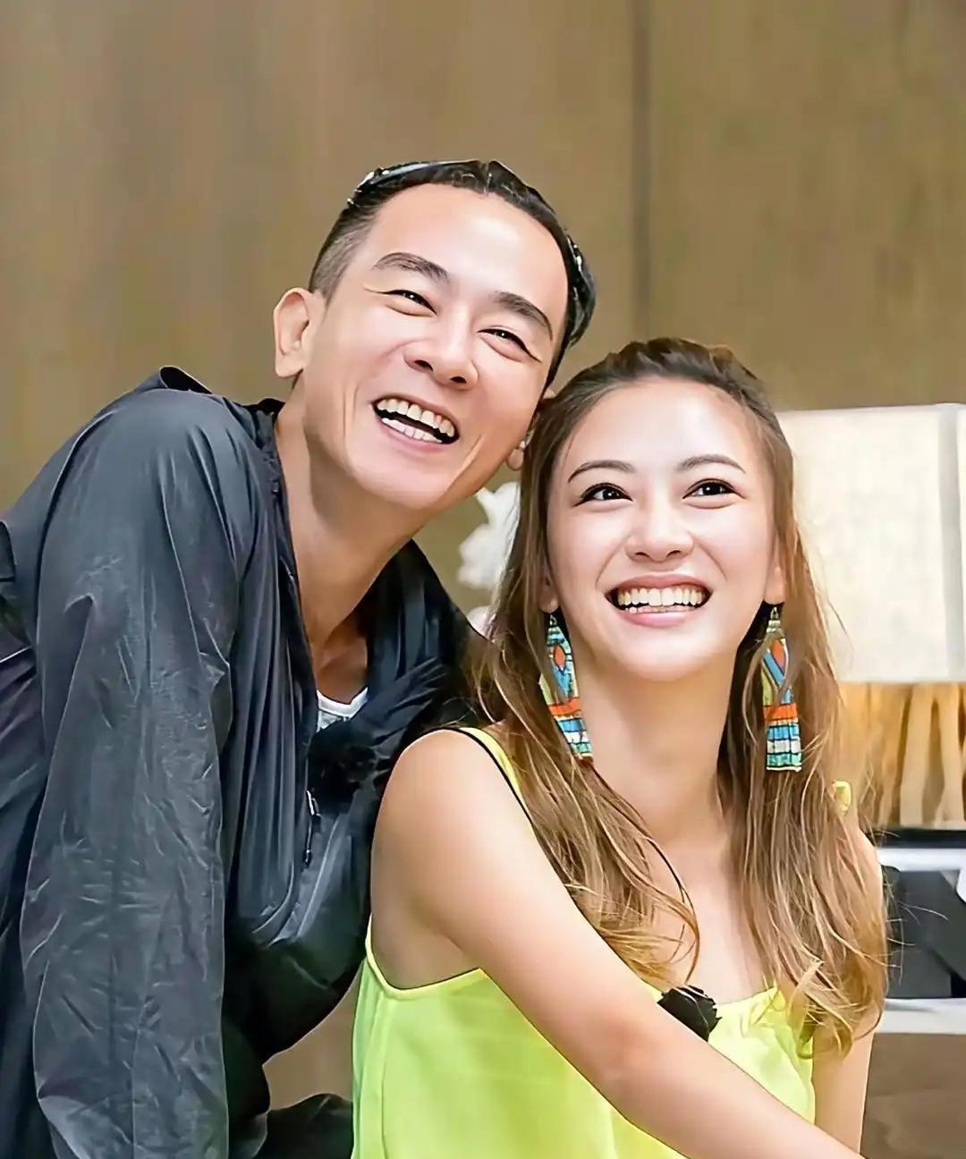 终于知道应采儿看上陈小春什么了刷到陈小春和不齐舞团一起跳舞，全员西装。最帅的
