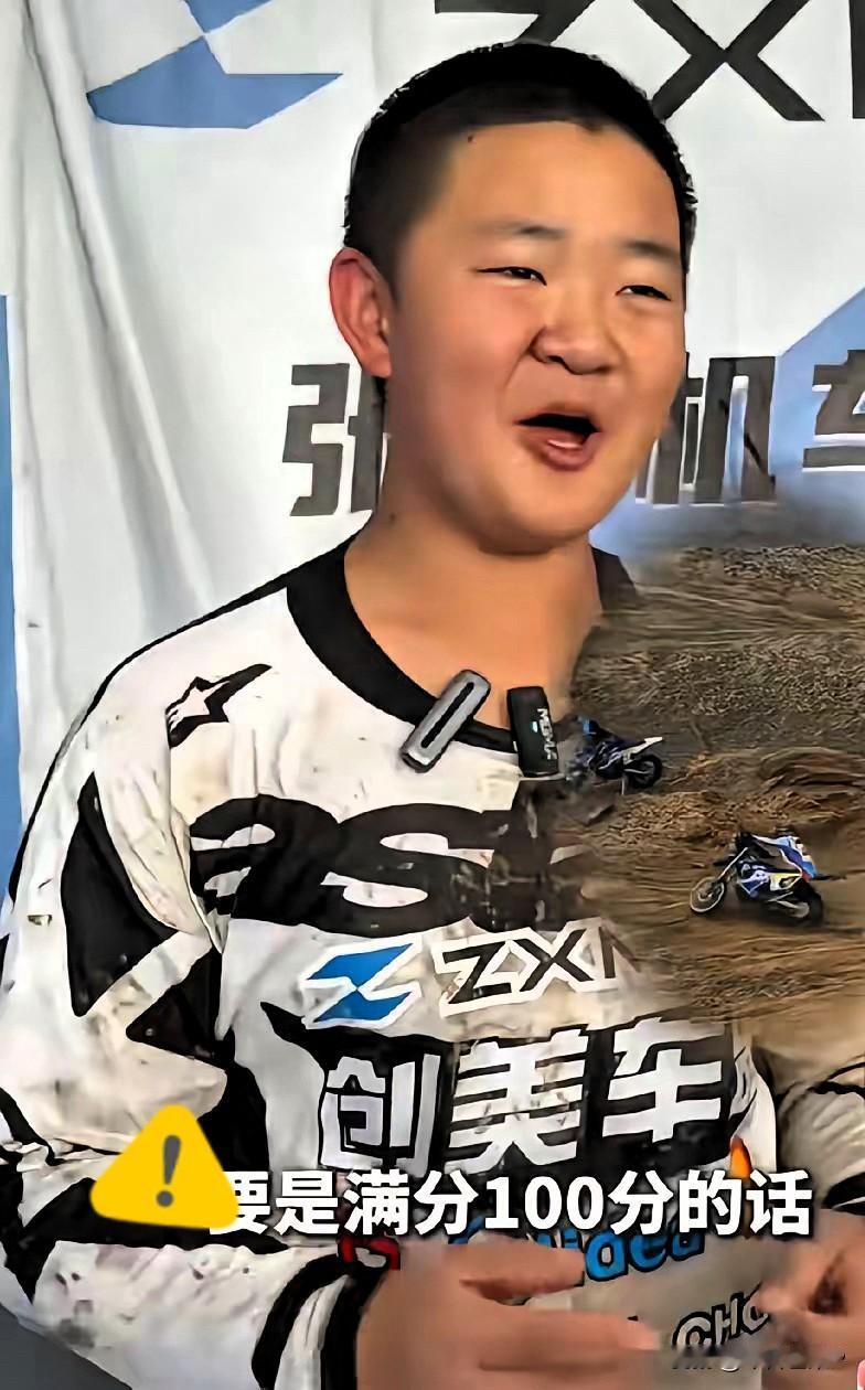 新华社记者采访张雪儿子张擎天，问他：“你爸爸的赛车技术如何？”张擎天不假思索说