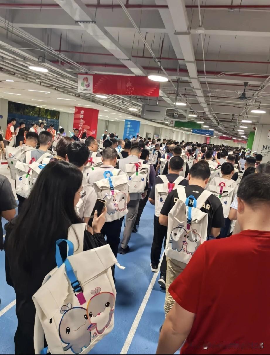 全运会现场被“大湾鸡”占领了！这书包丑萌到我想抢全运会场馆直接被这波“书包