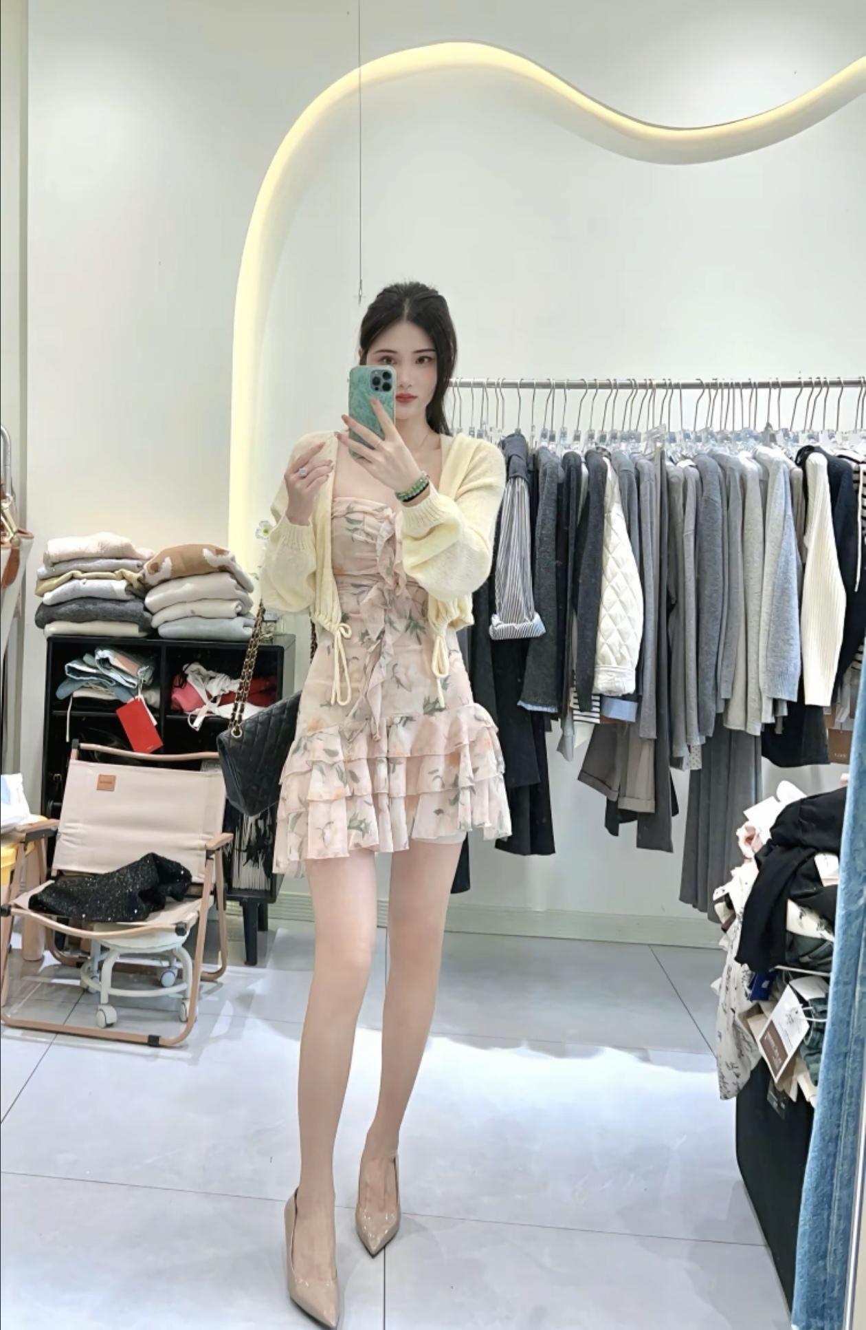 甜美连衣裙搭配针织开衫，轻松打造优雅气质！👗💃🏻