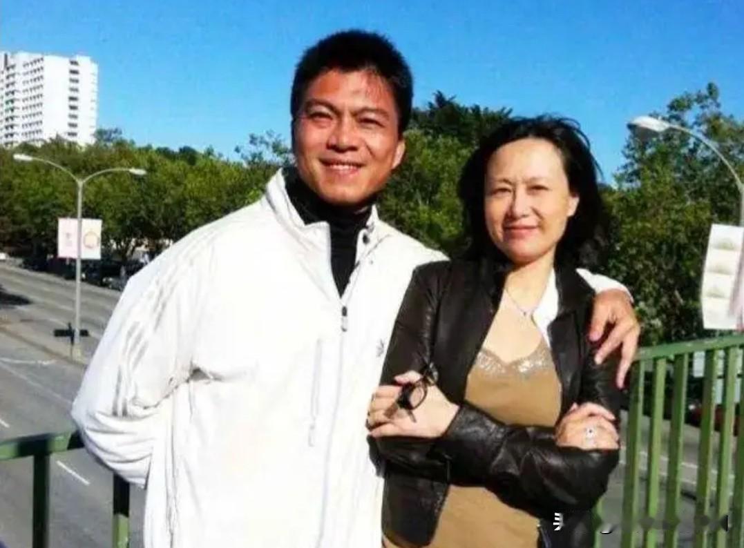 昔日乒乓王子丈夫娶了百花影后的妻子，他们携手走过三十余年。丈夫曾蝉联世乒赛男单冠