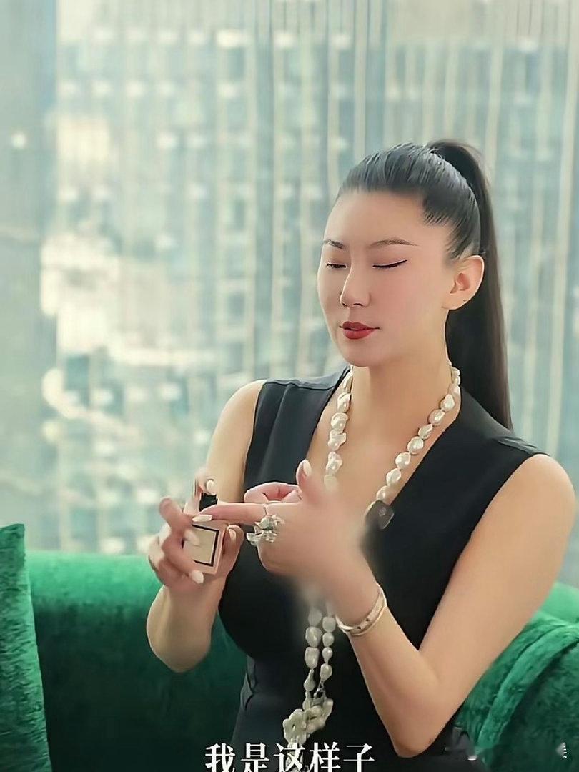 Coco每天把头皮绷得紧紧的，刻意把眼角往上吊，营造出一种狐媚感，甚至很受用别人