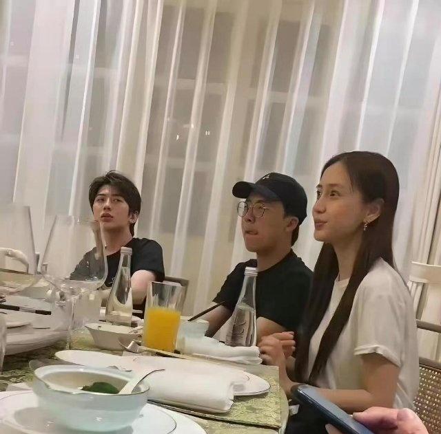 明星私下吃饭‌⁠⁠，原来都是纯⁠素颜？​​​