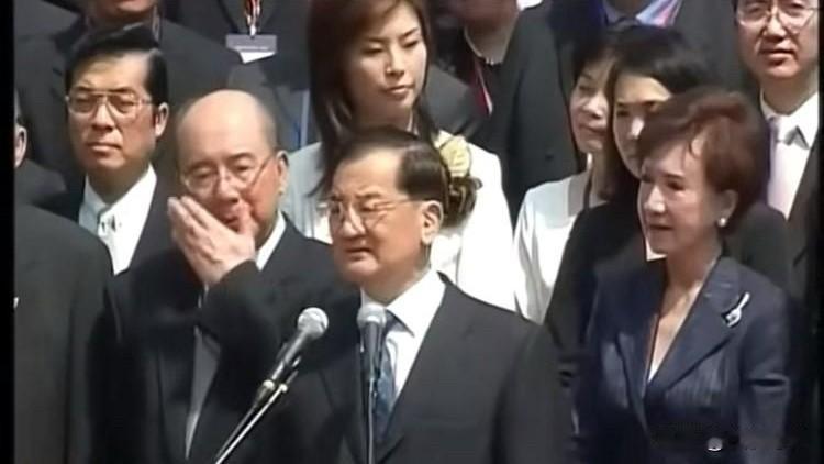 早在20年前，郑丽文就来过大陆，她作为时任国民党主席连战的访问团成员，在镜头里，