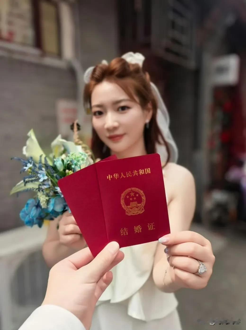 黄雅琼的幸福时刻。照片中的她，温婉柔美，气质绝佳。真的是国羽最美女神。