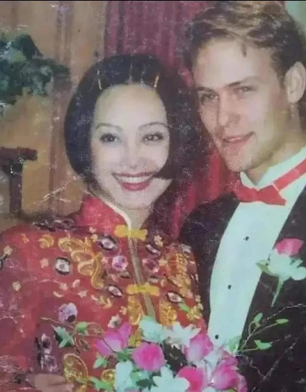 这是1997年，宁静和美国人保罗的结婚照。照片里的宁静穿着一身中式旗袍，非常漂亮