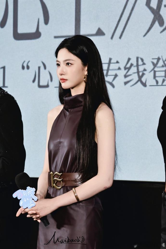 赵晴无袖黑裙赵晴黑长直美成啥样了[点赞][点赞]​​​