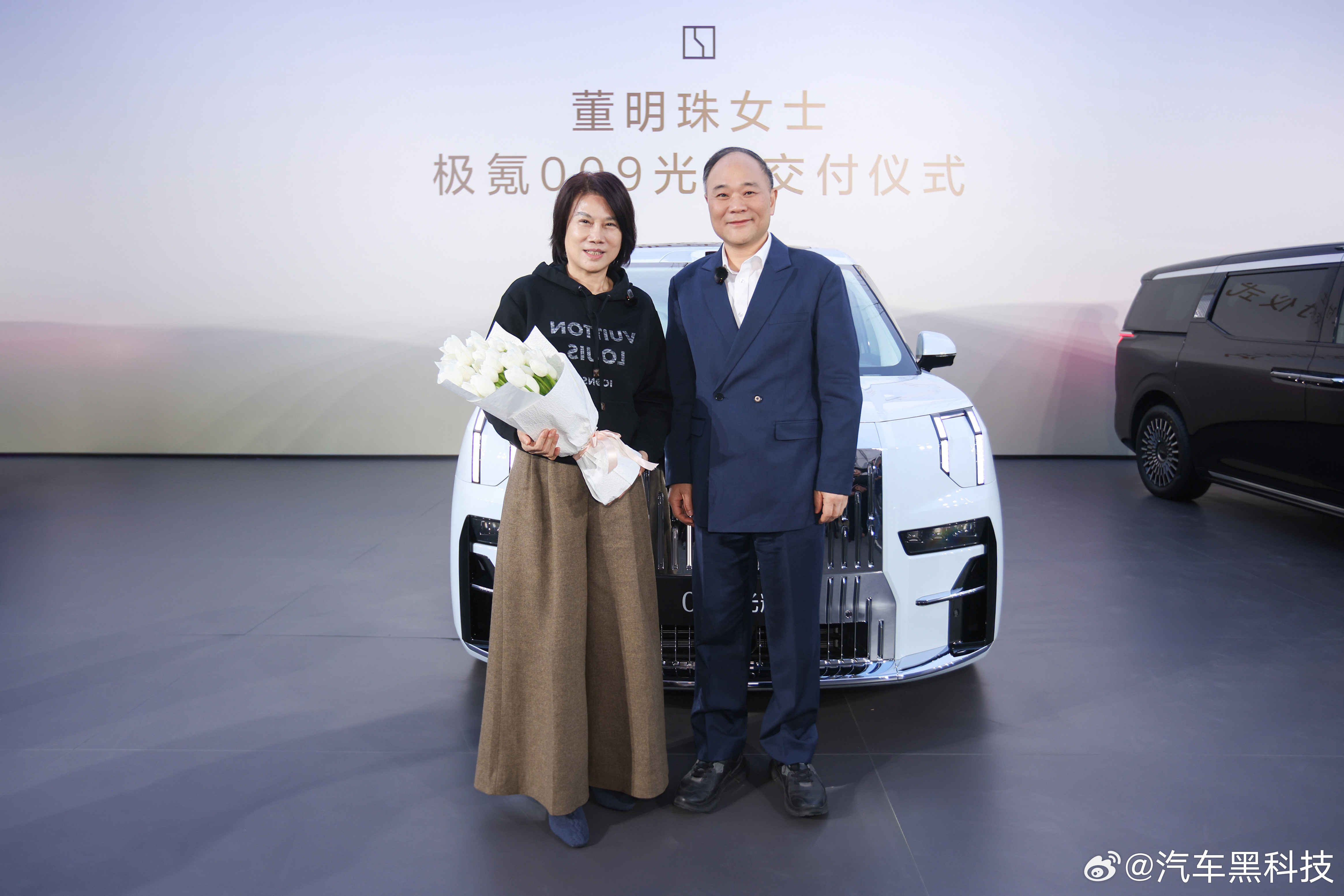 董明珠带货极氪009近日，董明珠喜提极氪009光辉，不仅如此，据说，她还给身