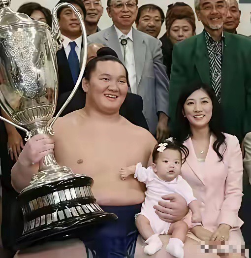 日本的奇怪文化——日本相扑，擦屁股都要人伺候的庞然大物，却有许多才貌双全的女子争