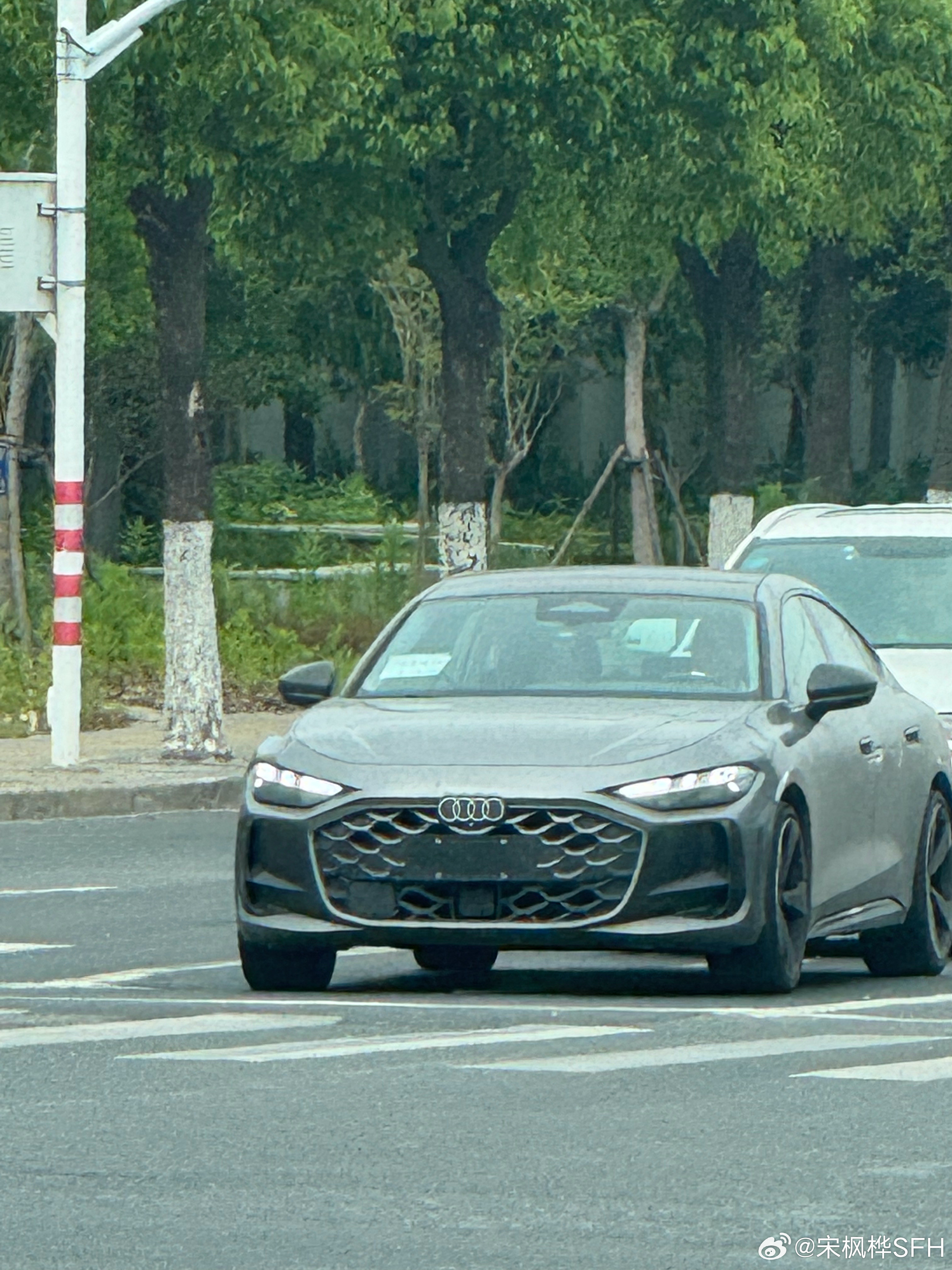 奥迪a5上汽奥迪A5L在路上居然看到了已经上路的上汽奥迪A5L，还是之前没见过