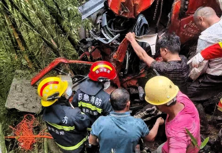 他们灭完了火，却没能回到家2月19日16时许，湖南省新化县炉观镇。一场火灾