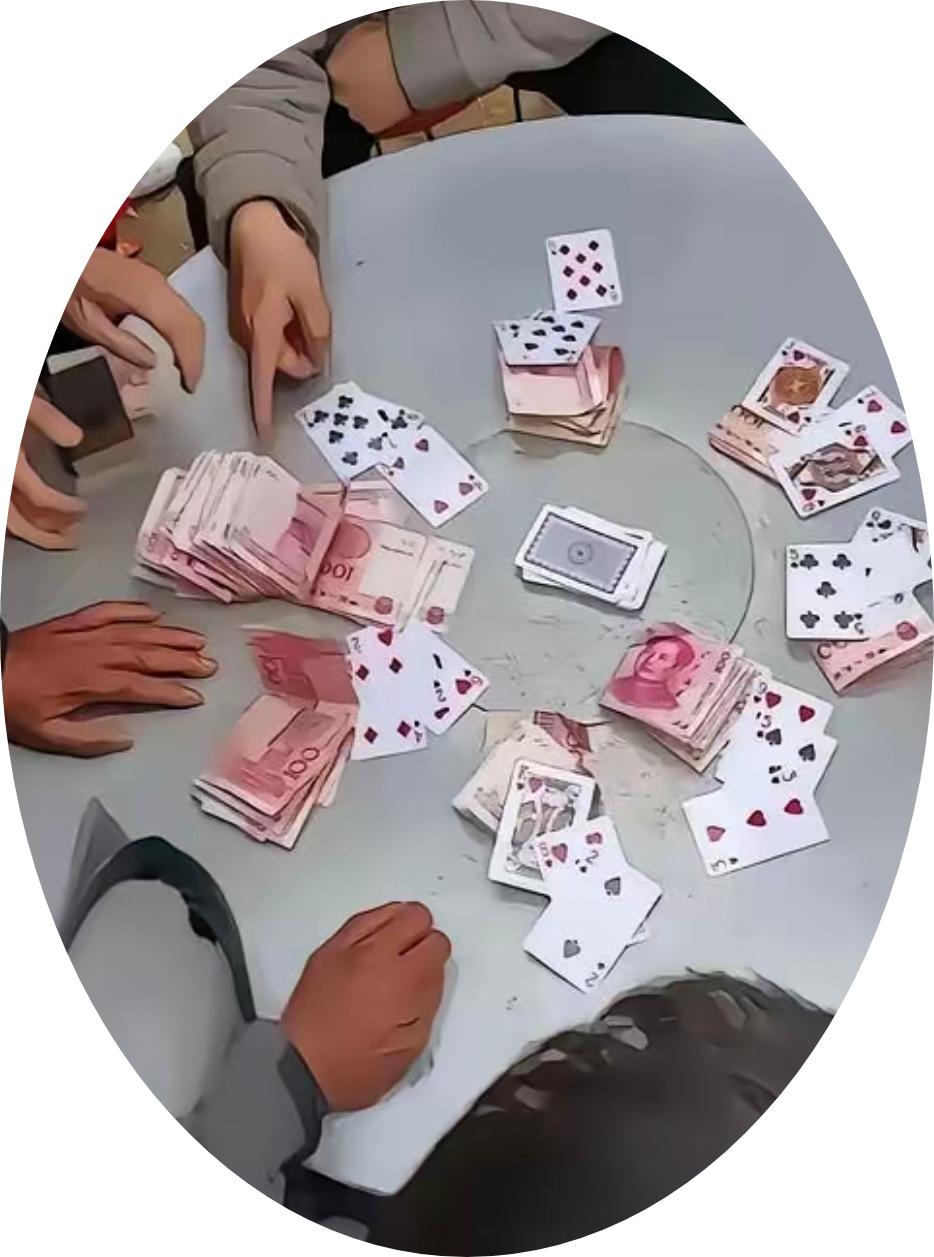 今年回老家，堂屋三张麻将桌没撤。大伯输完微信余额，又扫了儿子的码，手抖得差点点错