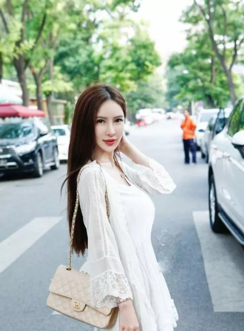 街拍: 年轻就要敢穿, 不让青春有遗憾
