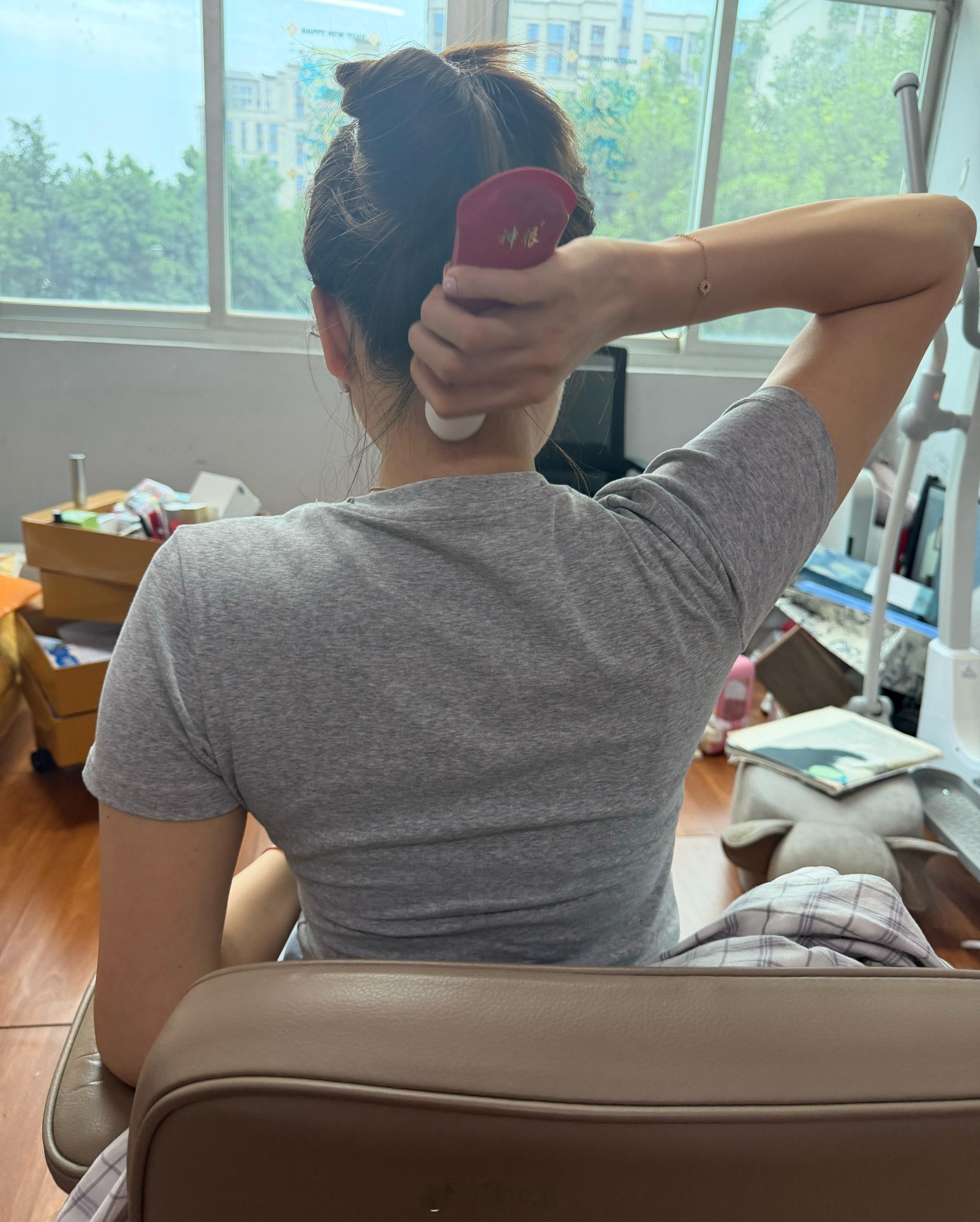 同事给拍产品图，背影瘦到我了胖都胖在屁股和大腿根了，瘦版金卡戴珊