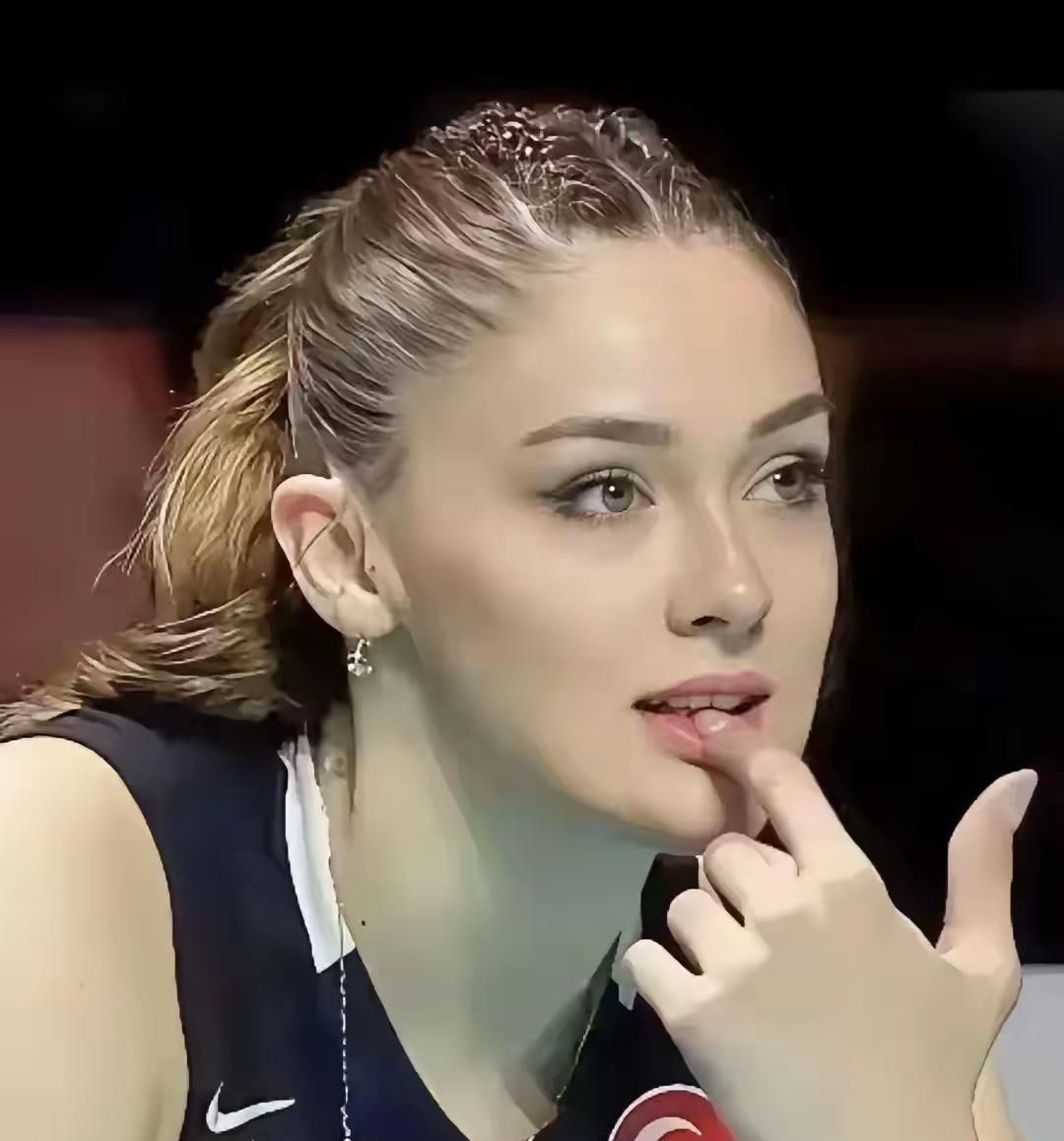 NBA球星杜兰特曾经的暗恋女神，居内什，是一个排球运动员，来自土耳其女排，现在依