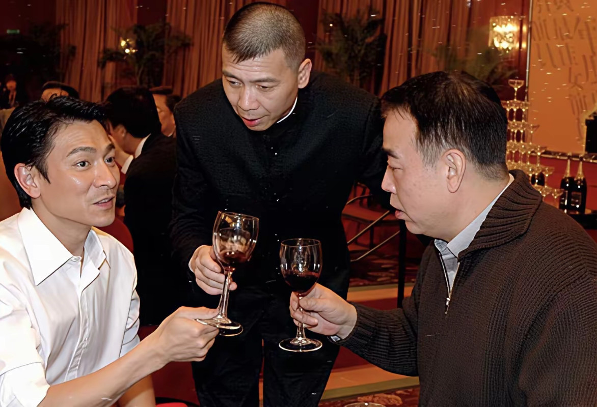 这张照片很耐人回味，冯小刚站着举杯，刘德华、陈凯歌坐着，一眼就能看出饭局里的人情世故。不过也不完全是