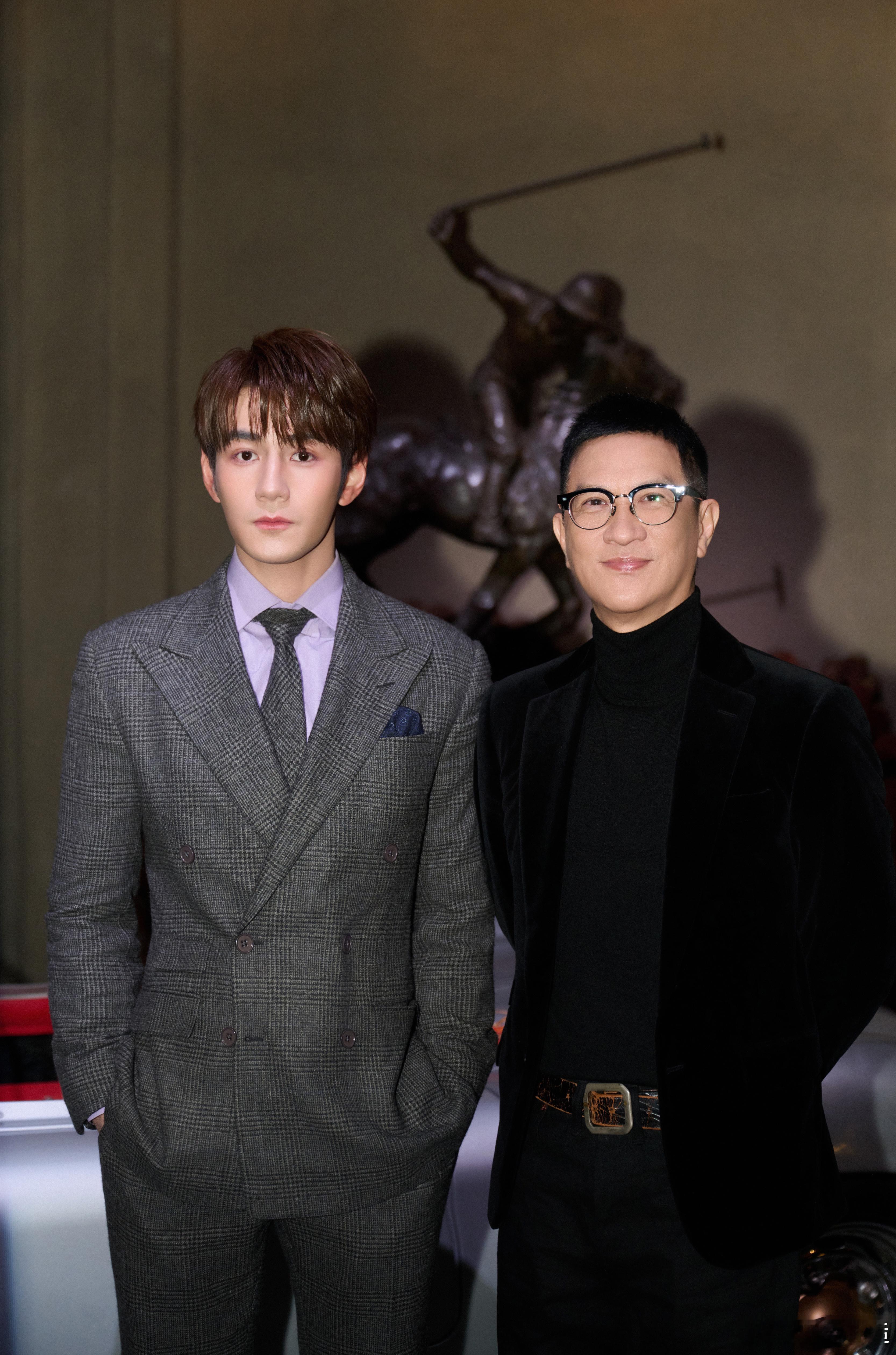 梁家辉张家辉米兰同框看秀梁家辉与张家辉同框米兰在看秀！双影帝气场全开，魅力不凡