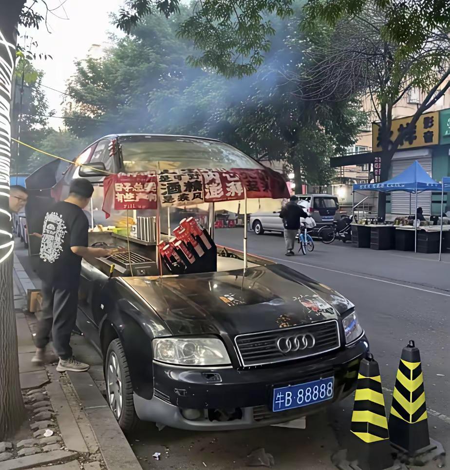城管说哎！刚才群众举报的烧烤车呢？！！[笑着哭][笑着哭]ps水平有点牛！