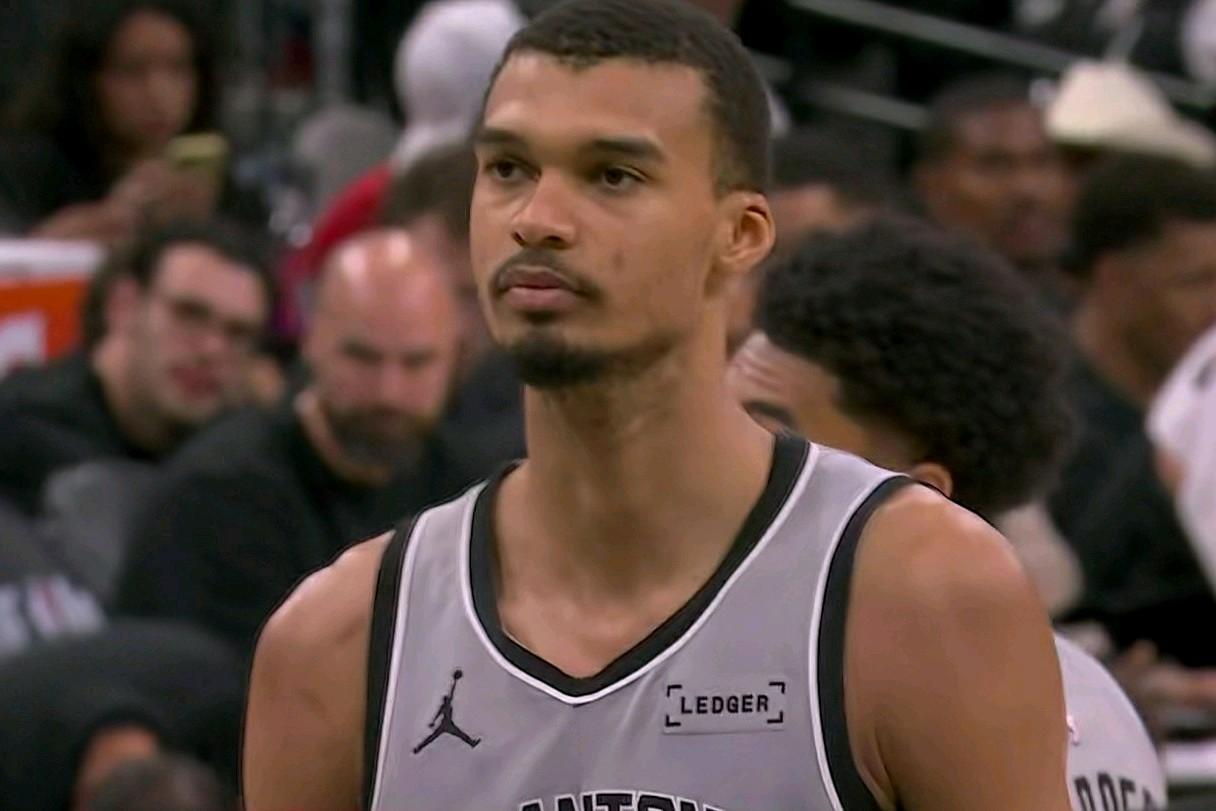 文班亚马发狠教训申京！在马刺主场25分打爆火箭的比赛中：文班亚马攻防两端再现统