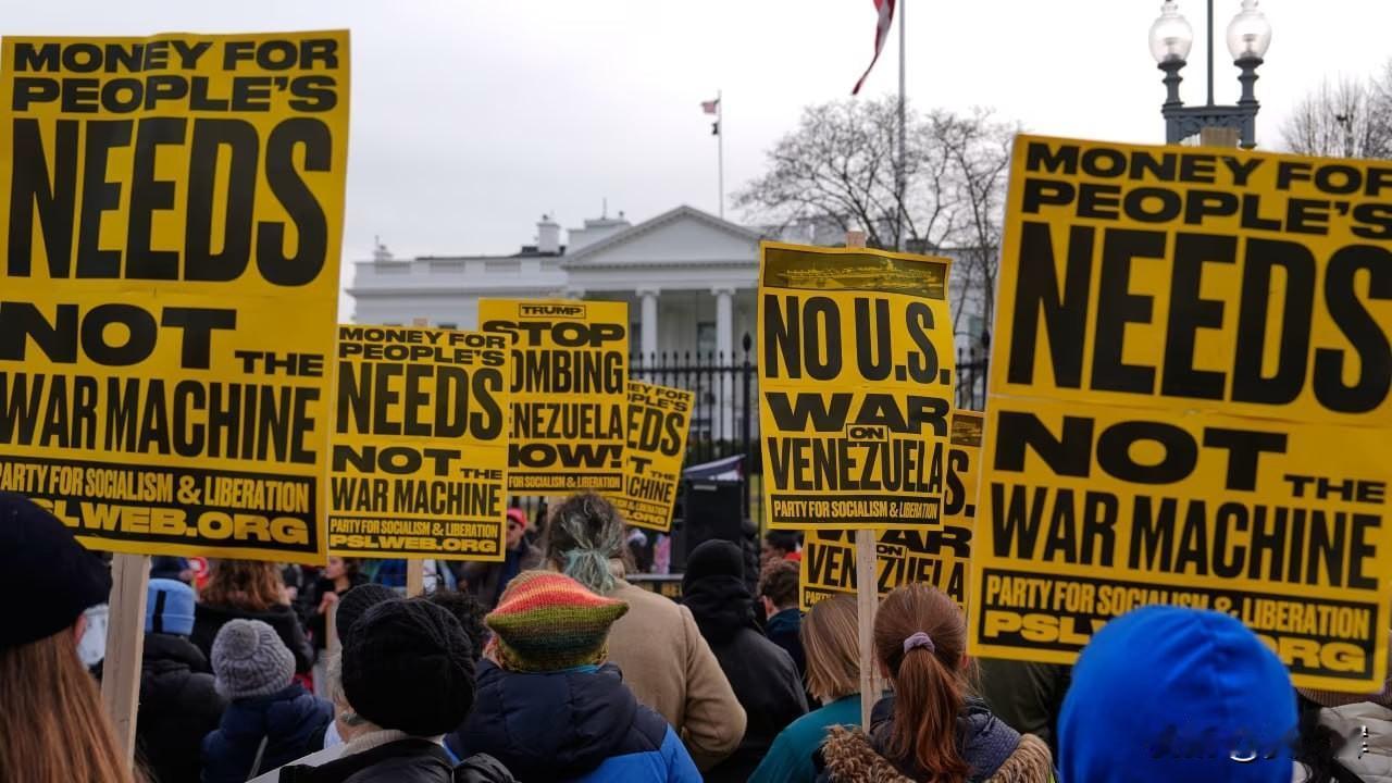 马杜罗遭扣押后，美国国内爆发抗议活动据CNN报道，民众涌上街头，抗议美国在