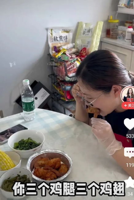 女主人回到家里，看到保姆正在大快朵颐。女主人很不高兴，阿姨，我今天没在家吃饭，你