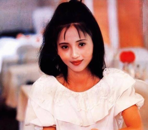 1989年，陶慧敏试镜《杨乃武与小白菜》时，化妆师一个接一个的给侯选演员上妆，等