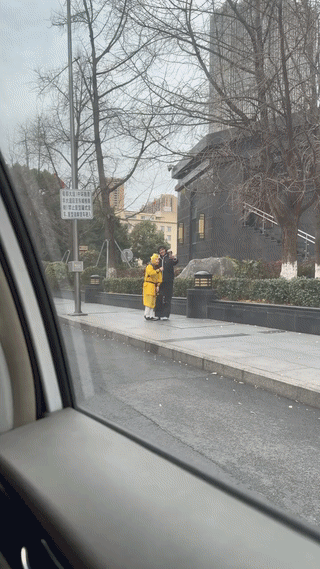 这位外国小哥和“猴哥”一起拍照合影的时候有多开心？最后给钱的时候就有多崩溃！