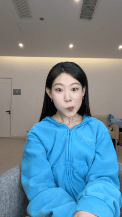 沈佳润五十台相机绕着拍沈佳润你居然没画底妆她的五官不是标准美人脸，但就是有辨识
