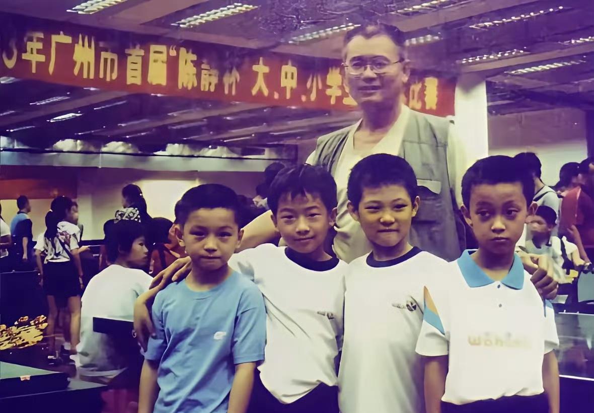 这四个小朋友里面有一个是樊振东、你能认出哪个是吗？咚咚大王还是很好认的。