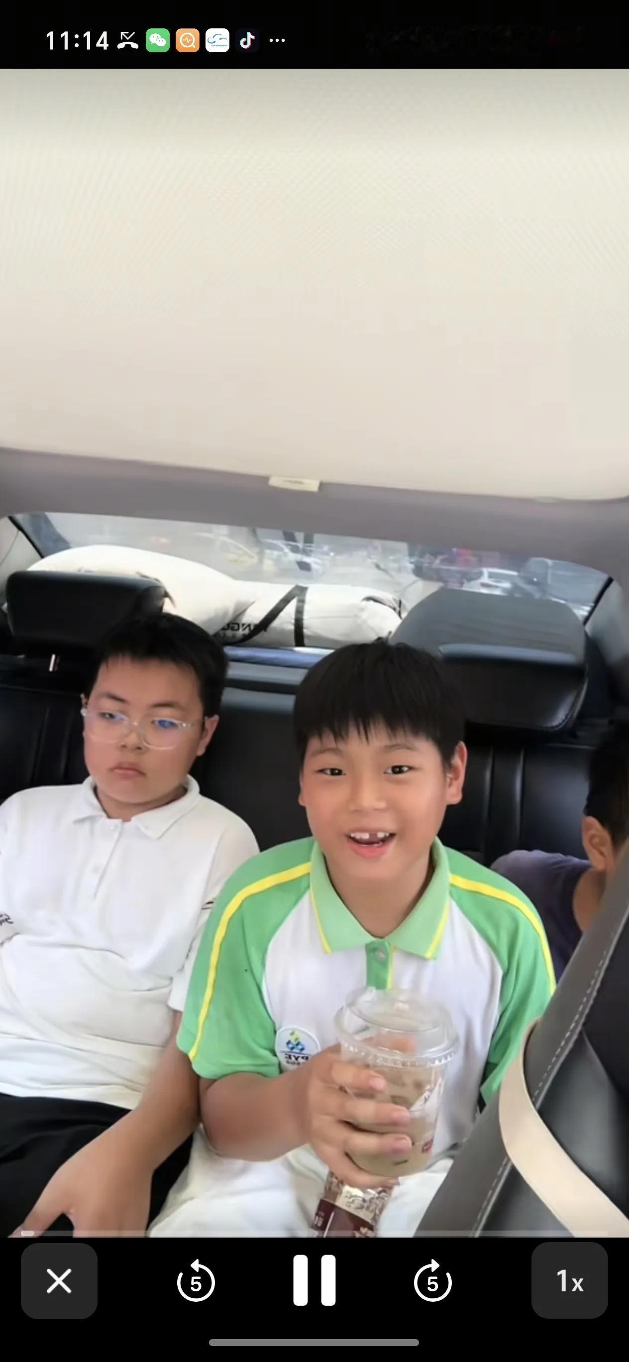 小孩哥10.5帮便利店后续：视频爆火之后，老板直播间人气居高不下，网友纷纷支招，