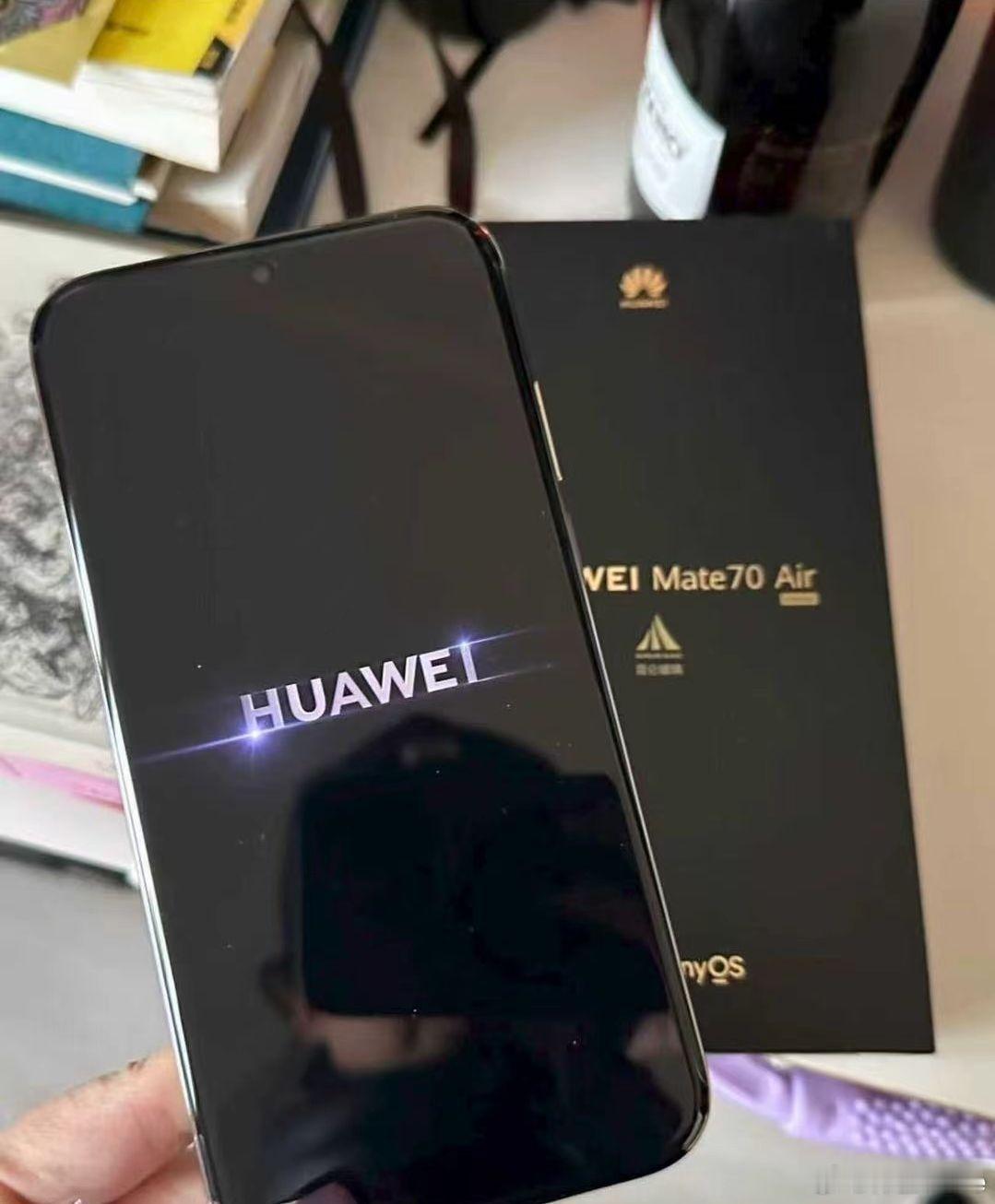 这就是超薄手机的尴尬，稍微堆点影像就会显得摄像头模组巨凸。华为Mate70Ai